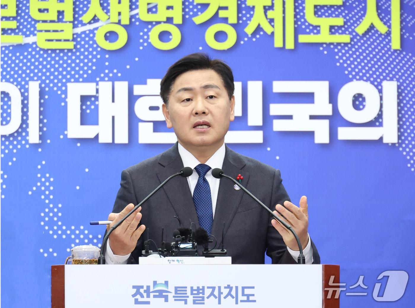 본문 이미지 - 전북특별자치도 출범 1주년 기자회견을 갖고 있는 김관영 전북지사.&#40;전북도 제공. 재판매 및 DB금지&#41;/뉴스1