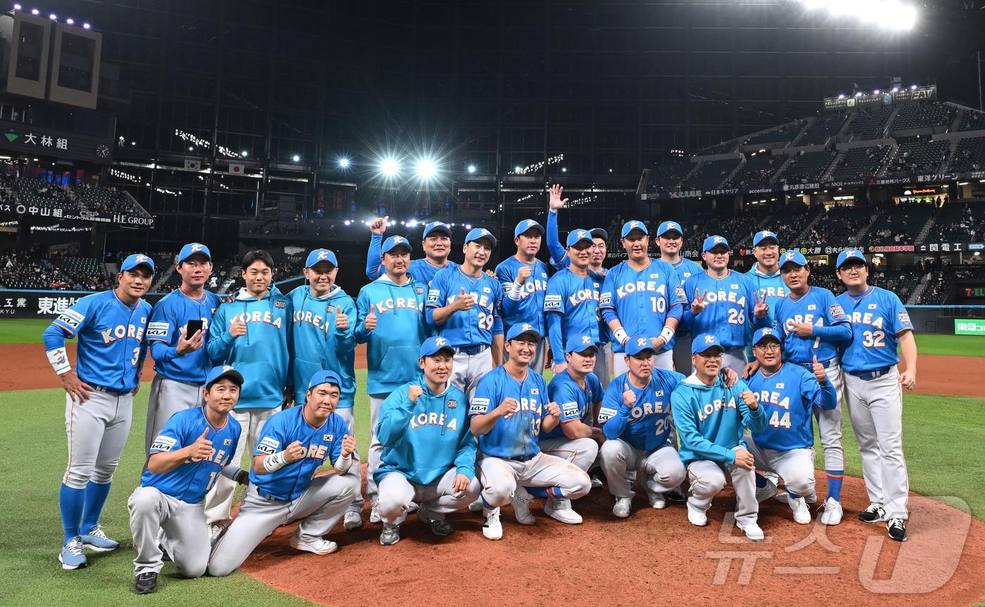 30일 일본 에스콘필드 홋카이도에서 ‘한일 드림 플레이어즈 게임’이 열려 한국이 이대호의 홈런을 앞세워 7-1로 승리했다. 이 게임은 한국과 일본 프로야구를 대표했던 스타들이 총 출동해 양국의 우정을 이어간다. 선수들이 경기가 끝나고 기념사진을 찍고 있다. 2025.11.30/뉴스1 ⓒ News1 사진공동취재단