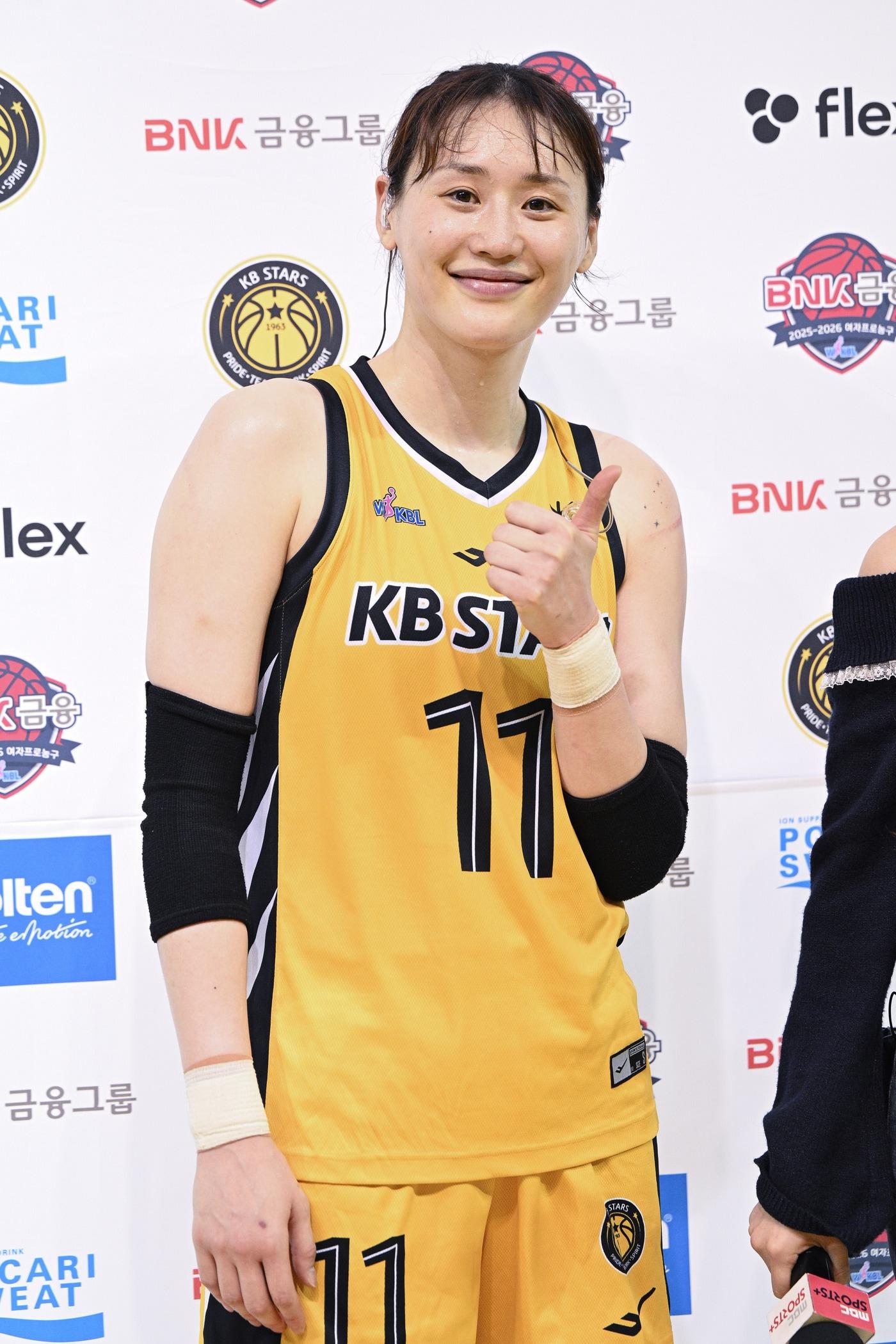 본문 이미지 - 청주 KB 강이슬이 30일 열린 2025-26 여자프로농구 아산 우리은행전에서 3점 슛 5개 포함 27점 11리바운드로 활약, 팀의 69-65 승리를 이끌었다. &#40;WKBL 제공&#41;