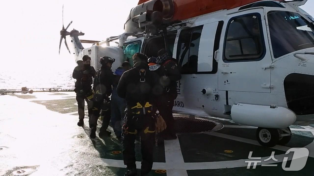 본문 이미지 - 응급환자 이송 사진.&#40;동해해양경찰청 제공. 재판매 및 DB금지&#41;/뉴스1