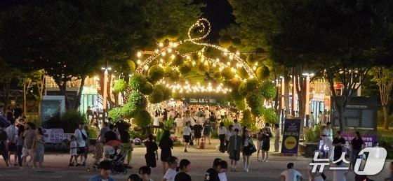 본문 이미지 - 하절기 진행된 울산 스토리 야시장 모습. &#40;울산시 제공 재판매 및 DB 금지&#41; /뉴스1