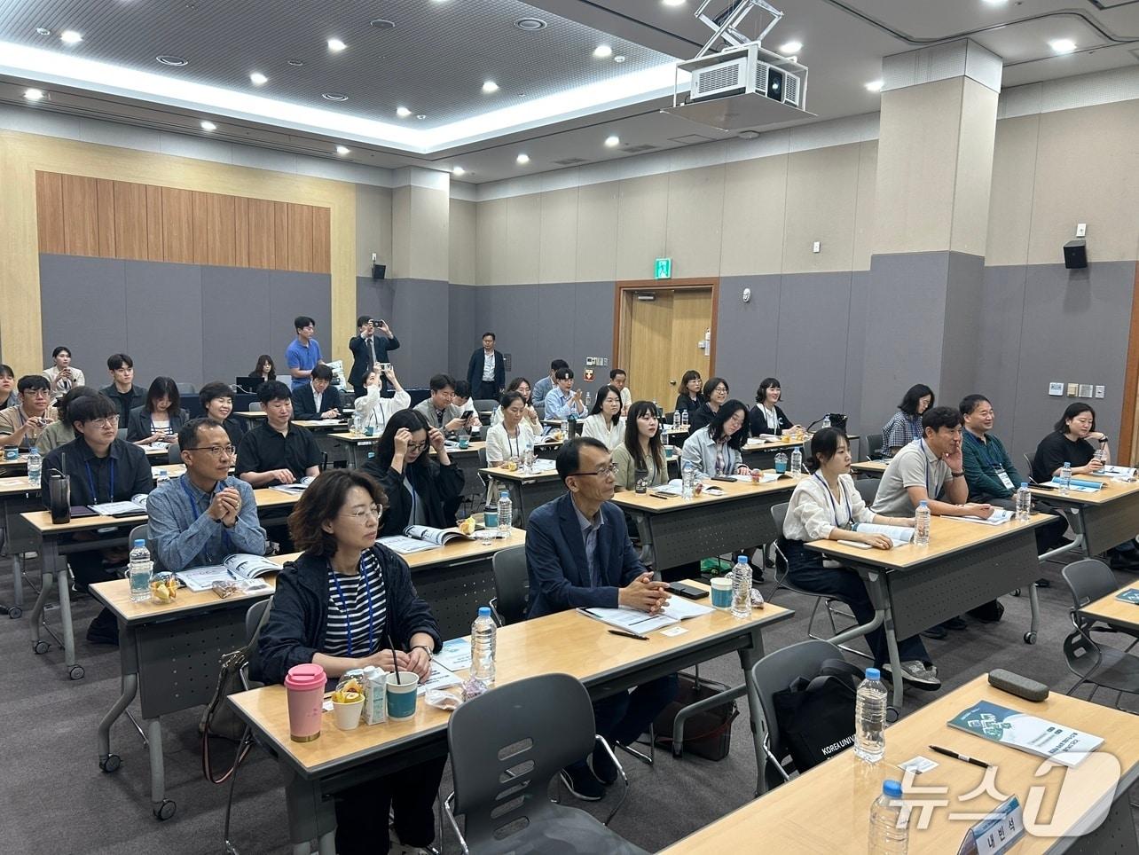 본문 이미지 - 한국에너지정보문화재단과 대한민국시장‧군수‧구청장협의회가 대구 엑스코&#40;EXCO&#41;에서 개최한 2025 지역사회 에너지·탄소중립 공무원 역량강화에 참석한 수강생들이 전문가 특강을 듣고 있다. &#40;한국에너지정보문화재단 제공&#41; ⓒ 뉴스1
