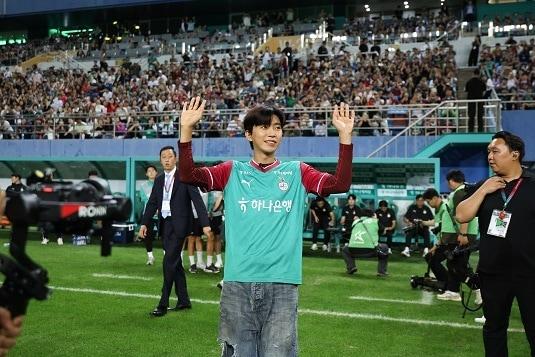 본문 이미지 - 임영웅을 초대하며 스타 마케팅을 펼친 K리그1 대전 하나시티즌. &#40;한국프로축구연맹 제공&#41;
