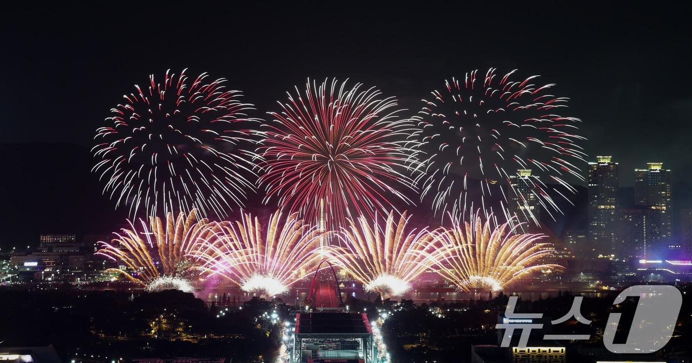 30일 대전 유성구 엑스포공원과 엑스포다리 일대에서 열린 대전 한화 불꽃축제에서 화려한 불꽃이 밤 하늘을 수 놓고 있다. 이번 불꽃축제는 한화이글스 창단 40주년과 한국시리즈 준우승을 기념해 마련됐다. 2025.11.30/뉴스1 ⓒ News1 김기태 기자