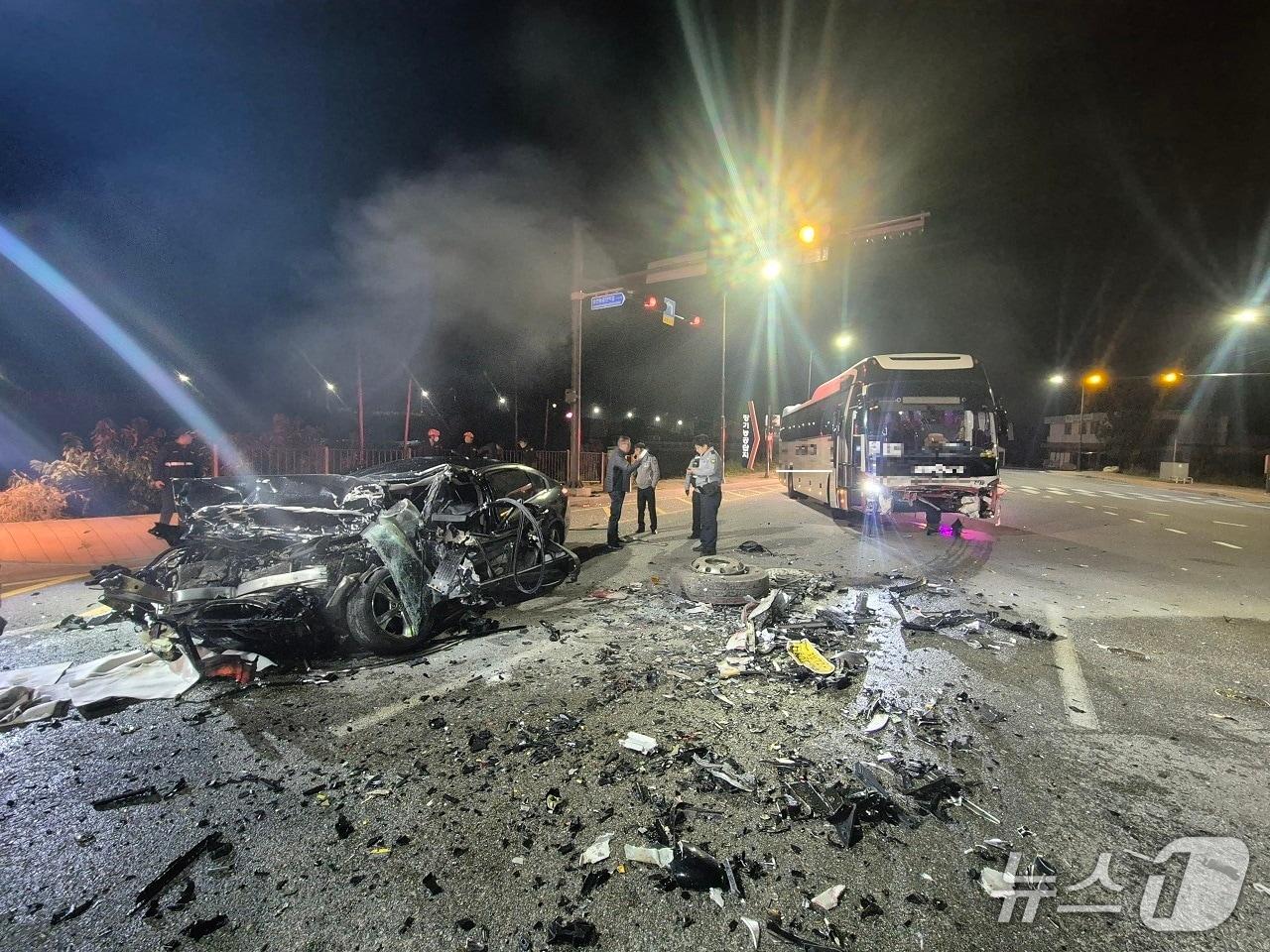 본문 이미지 -  공주 금흥동 교통사고 현장. (공주소방서 제공, 재판매 및 DB금지) / 뉴스1