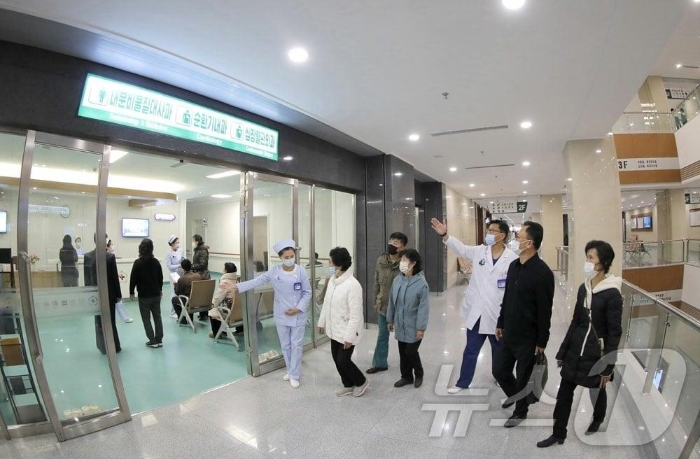 본문 이미지 - &#40;평양 노동신문=뉴스1&#41; = 북한 노동당 기관지 노동신문은 4일 &#34;평양종합병원이 3일 개원했다&#34;면서  &#34;세계일류급 병원을 찾아 최상의 외료봉사를 받은 인민들은 한없는 고마움을 금치 못했다&#34;라고 보도했다. [국내에서만 사용가능. 재배포 금지. DB 금지. For Use Only in the Republic of Korea. Redistribution Prohibited] rodongphoto@news1.kr