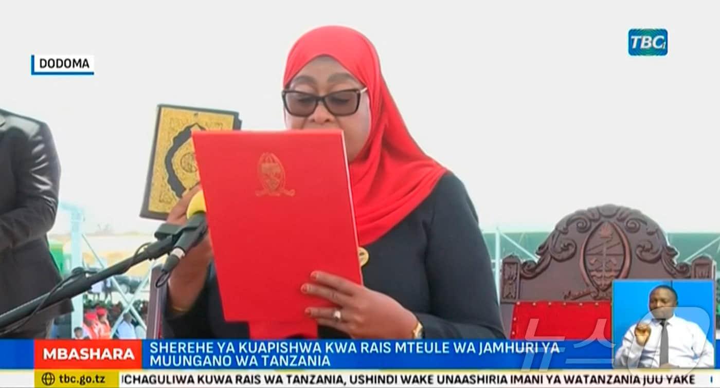 3일&#40;현지시간&#41; 사미아 술루후 하산 탄자니아 대통령이 수도 도도마의 관저에서 대통령 취임 선서를 하고 있다. 취임식은 야당의 거센 반발과 유혈 시위가 벌어지는 가운데 진행됐다. 사진은 탄자니아 TBC 방송 보도 갈무리. 2025.11.03 ⓒ AFP=뉴스1 ⓒ News1 김지완 기자