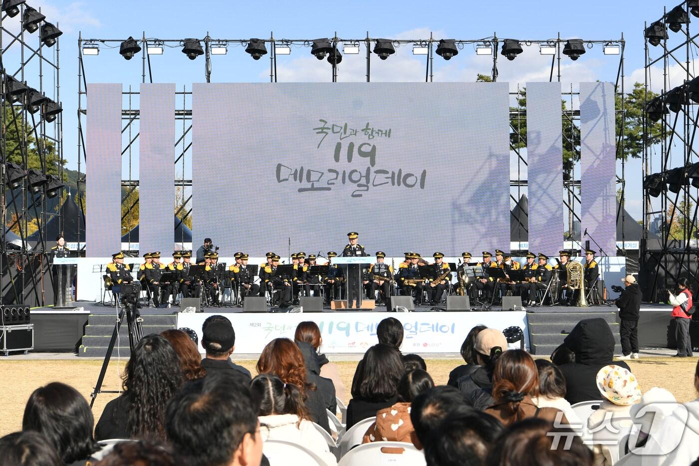 김승룡 소방청장 직무대행이 추모식 기념사를 하고 있다.(소방청 제공)