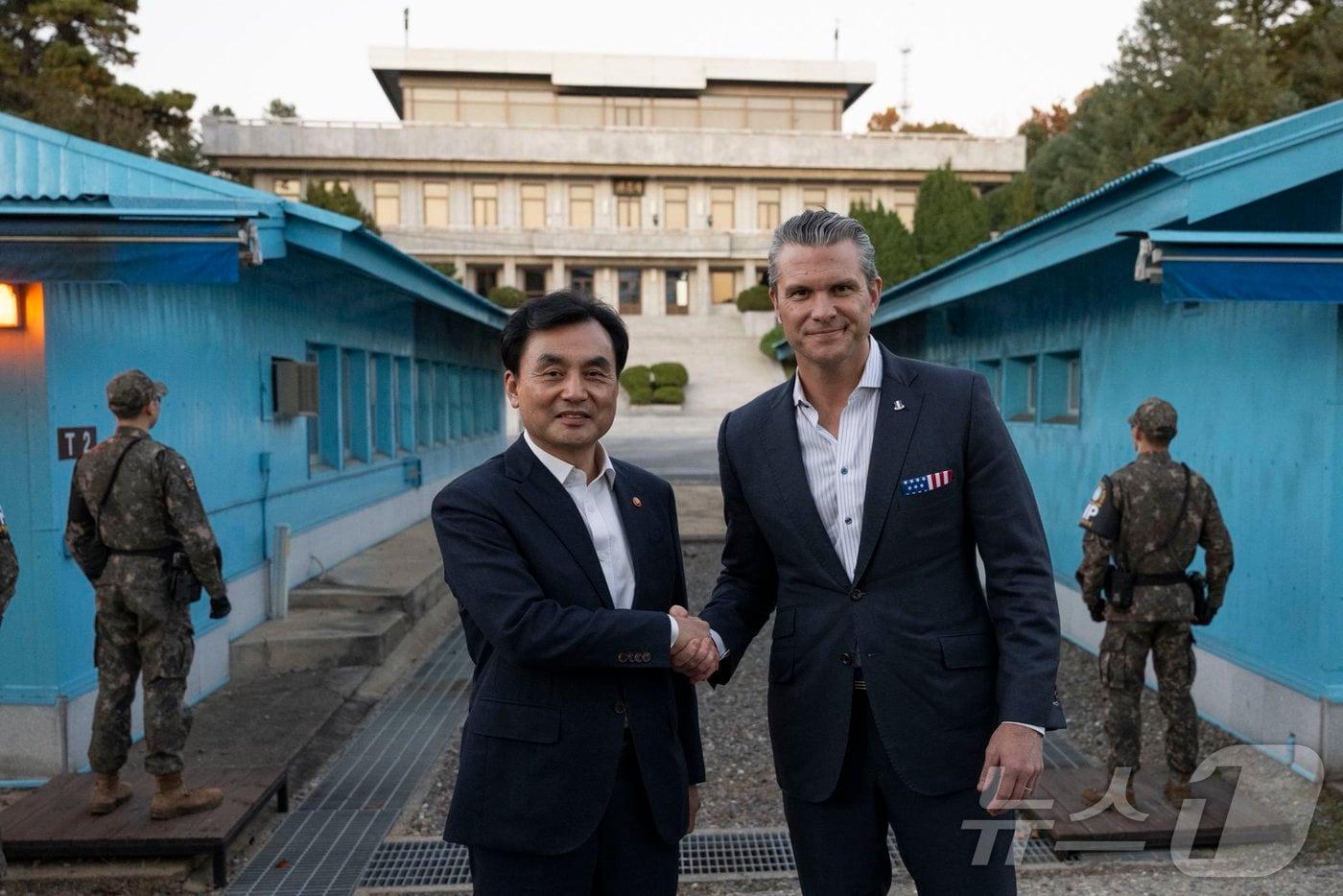 안규백 국방부 장관과 피트 헤그세스 미 국방장관이 3일 경기 파주시 판문점 공동경비구역에서 북측사무소를 배경으로 기념촬영을 하고 있다.&#40;피트 헤그세스 X 계정, 재판매 및 DB금지&#41; 2025.11.03. ⓒ News1 류정민 특파원