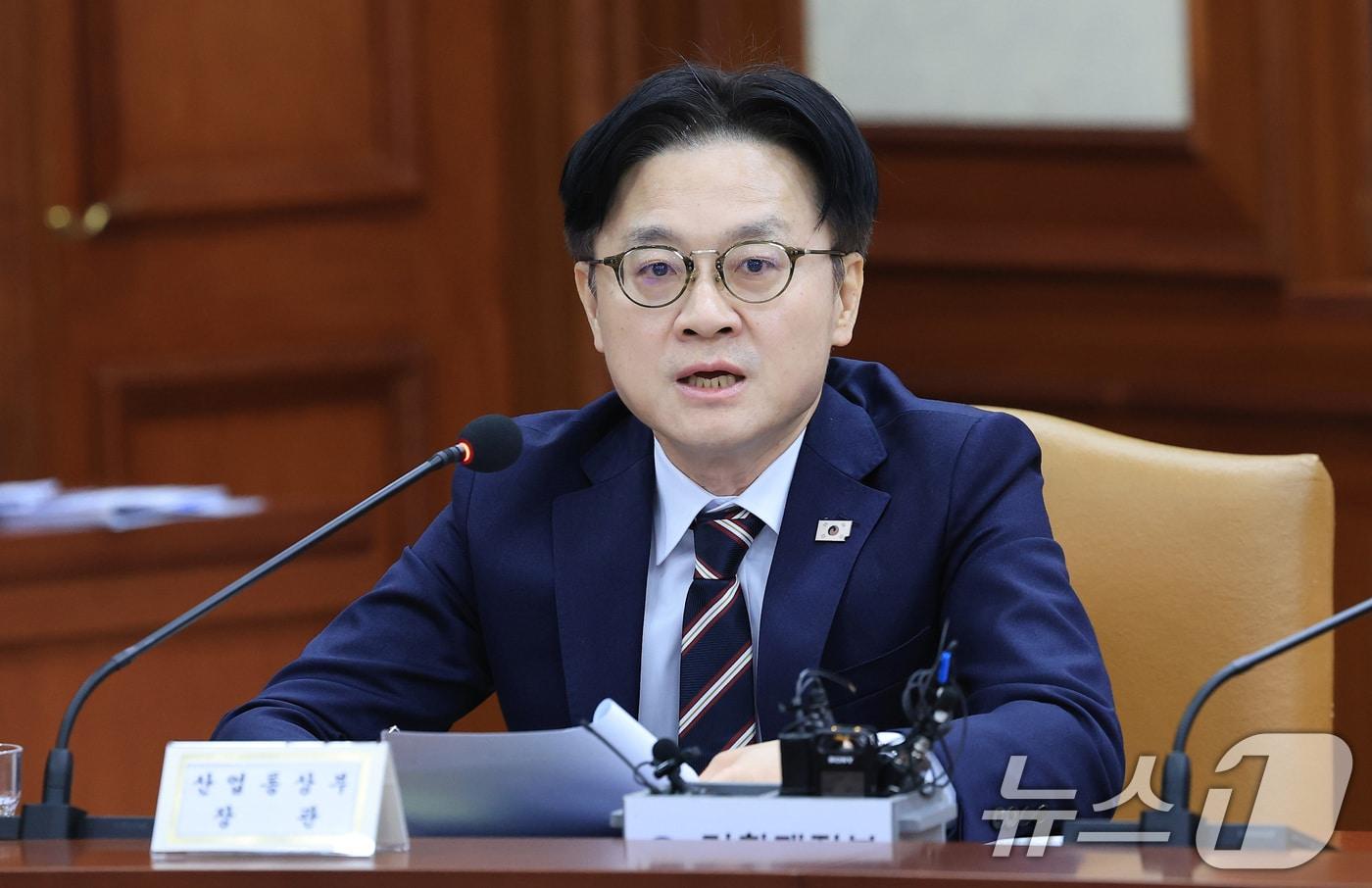 김정관 산업통상부 장관이 4일 오전 서울 종로구 정부서울청사에서 열린 경제관계장관회의 겸 물가관계장관회의 및 산업경쟁력강화 관계장관회의에서 발언을 하고 있다. 2025.11.4/뉴스1 ⓒ News1 임세영 기자