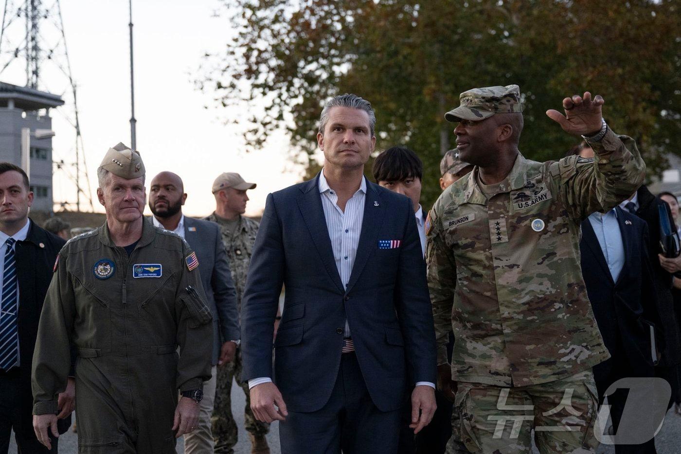 피트 헤그세스 미국 국방부 장관이 3일 경기 파주시 판문점 공동경비구역&#40;JSA&#41;를 방문해 브런슨 주한미군사령관으로부터 보고 받으며 이동하고 있다. &#40;헤그세스 X 계정, 재판매 및 DB금지&#41; 2025.11.03. ⓒ News1 류정민 특파원