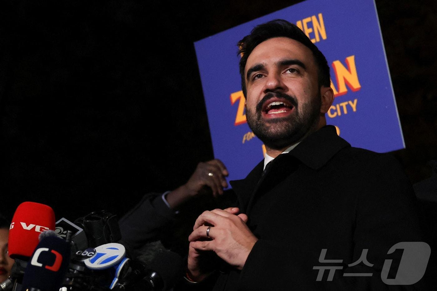 조란 맘다니 민주당 뉴욕시장 후보가 선거 전날인 3일&#40;현재시간&#41; 뉴욕 퀸즈에서 열린 유세 집회에서 연설하고 있다. 2025.11.03. ⓒ 로이터=뉴스1 ⓒ News1 윤다정 기자