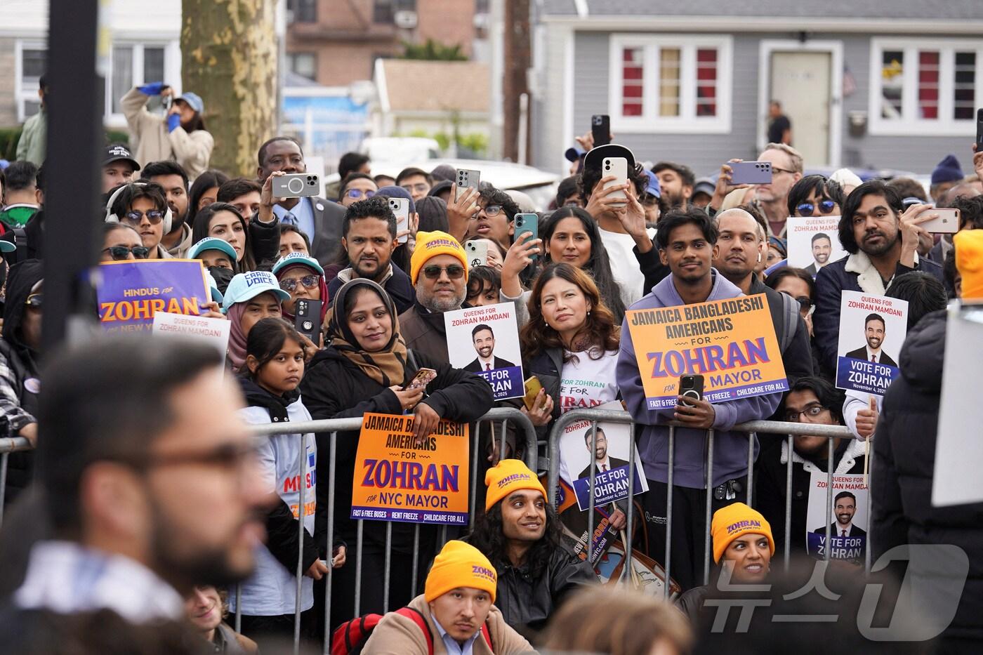 조란 맘다니 민주당 뉴욕시장 후보 지지자들이 1일&#40;현재시간&#41; 뉴욕 퀸즈에서 열린 유세 집회에 참석해 유세 현장을 바라보고 있다. 2025.11.01. ⓒ 로이터=뉴스1 ⓒ News1 윤다정 기자