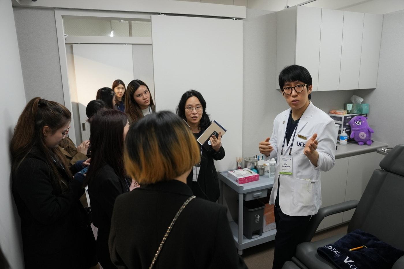 나보타 마스터 클래스에서 한국 의료 현장 투어가 진행되고 있다.&#40;대웅제약 제공&#41;/뉴스1