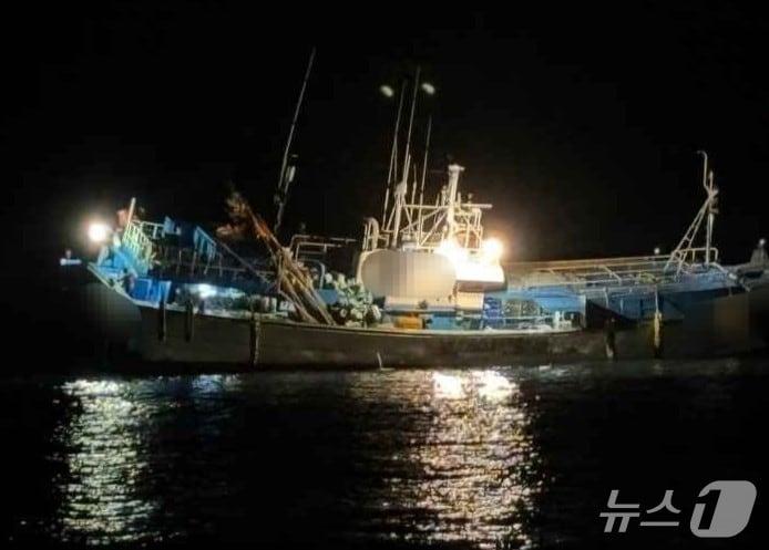 본문 이미지 - 3일 오후 11시 39분쯤 제주 협재포구 인근 해상에서 어전이 좌초하는 사고가 발생했다.(제주해경서 제공. 재판매 및 DB 금지)/뉴스1 