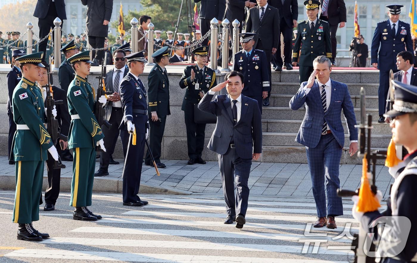 안규백 국방부 장관과 피트 헤그세스 미국 국방부 장관이 지난 4일 서울 국방부 연병장에서 열린 의장행사를 마치고 제57차 한미안보협의회&#40;SCM&#41;를 참석하기 위해 청사로 입장하고 있다. 2025.11.4/뉴스1 ⓒ News1 이호윤 기자