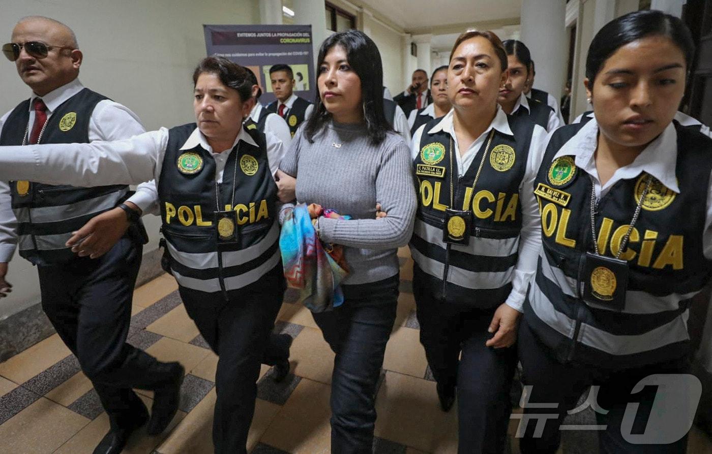 베트시 차베스 페루 전 총리가 2023년 6월 21일 리마 대법원 예비조사법원에 도착했을 때 수갑을 찬 채 경찰 요원들의 안내를 받고 있는 모습. 2023.06.21. ⓒ AFP=뉴스1 ⓒ News1 이정환 기자