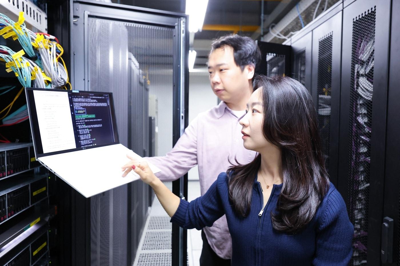 LG유플러스 직원들이 에이전틱 AI를 활용해 클라우드 네이티브 네트워크 소프트웨어를 설치하는 모습. &#40;LG유플러스 제공&#41;