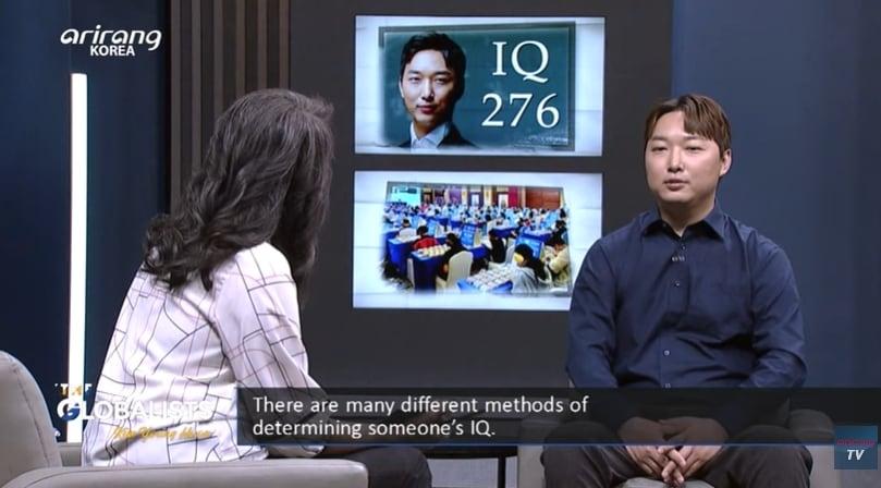 본문 이미지 - 세계 최고 IQ 276을 보유한 한국인 김영훈 씨 "IQ를 결정짓는 요소에는 여러 가지의 것들이 고려된다"고 말하고 있다. 출처=아리랑TV 코리아