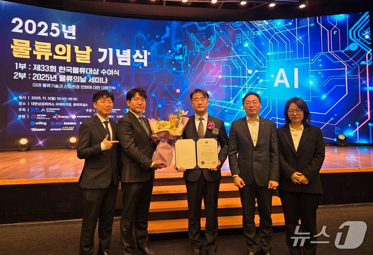 본문 이미지 - 3일 서울 중구 대한상공회의소에서 열린 '제33회 한국물류대상' 시상식에서 국토교통부장관 표창을 수상한 바로스 박성진 대표이사(가운데)와 관계자들이 기념 촬영을 하고 있다.  (퍼시스그룹 제공. 재판매 및 DB금지)