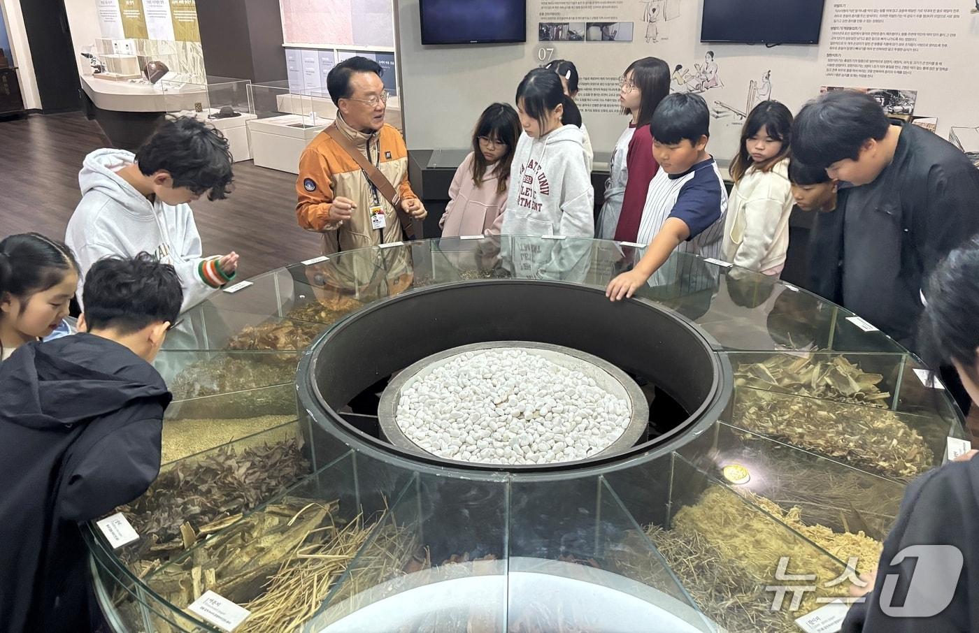 충북 괴산군은 교육발전특구 시범지역 사업의 하나로 지역의 자연·역사·문화 자원을 활용한 &#39;괴산형 스토리텔링 체험교육&#39;을 진행했다.&#40;괴산군 제공, 재판매 및 DB금지&#41;/뉴스1