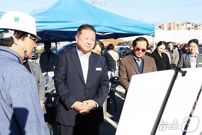 본문 이미지 - 지난 3일 경기 파주시 운정4동 행정복지센터 및 국민체육센터 착공식에서 김경일 시장&#40;가운데&#41;이 공사와 관련된 설명을 듣고 있다. &#40;파주시 제공, 재판매 및 DB금지&#41;