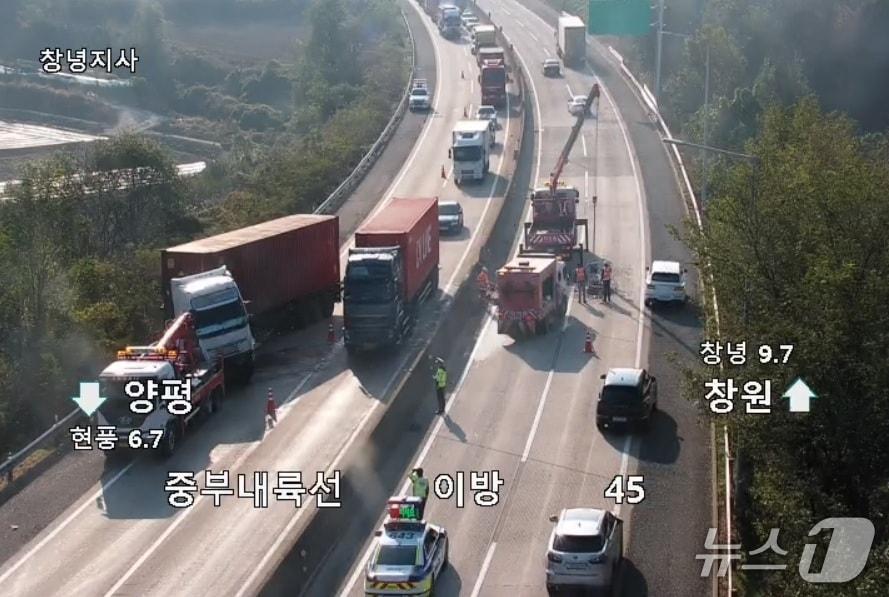 본문 이미지 - 한국도로공사 고속도로 교통상황 CCTV 화면의 사고 현장. 2025.11.4