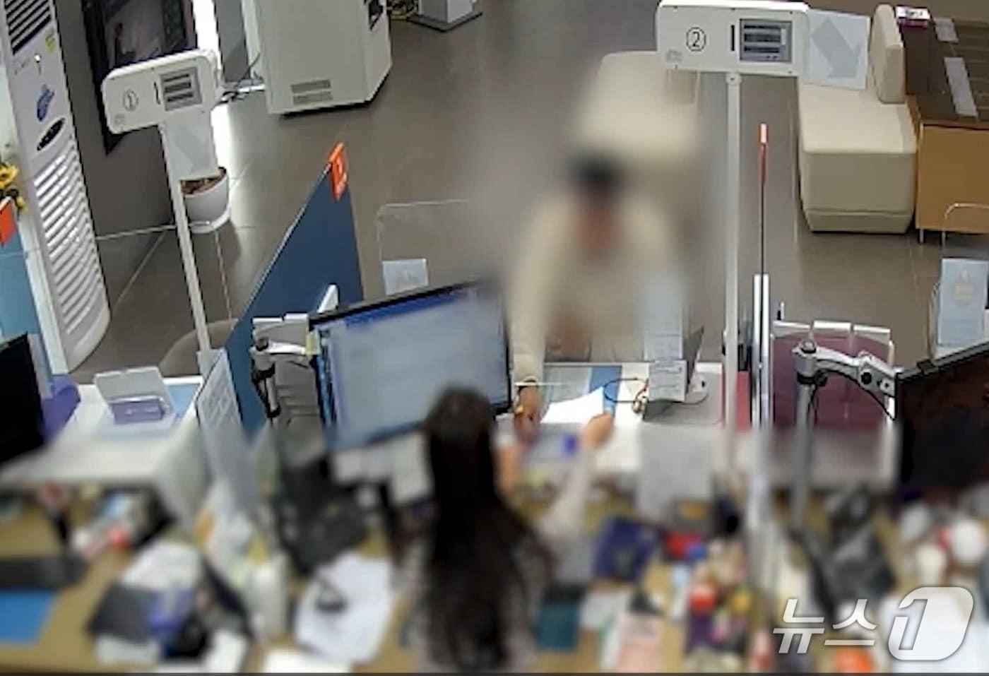 자금세탁 조직원이 은행에서 이체 받은 범죄수익금을 인출하고 있다.&#40;부산경찰청 제공 CCTV 갈무리. 재판매 및 DB 금지&#41;