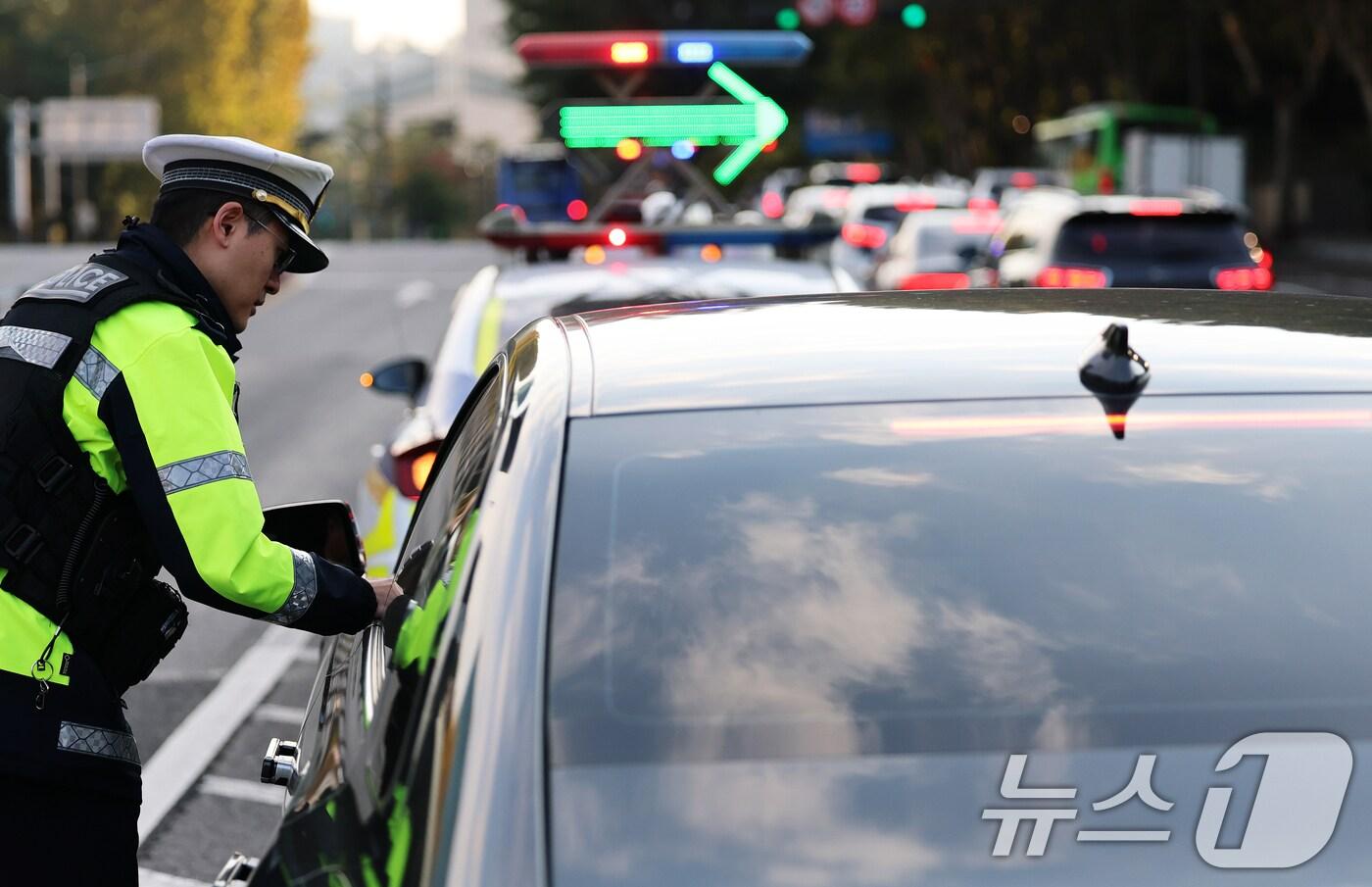 지난 4일 오전 서울 서대문구 연세대 교차로에서 경찰이 '속 시원한 교통단속'의 일환으로 출근길 교통 정체를 유발하는 꼬리물기, 끼어들기 등 얌체운전을 단속하고 있다.  2025.11.4/뉴스1 ⓒ News1 오대일 기자