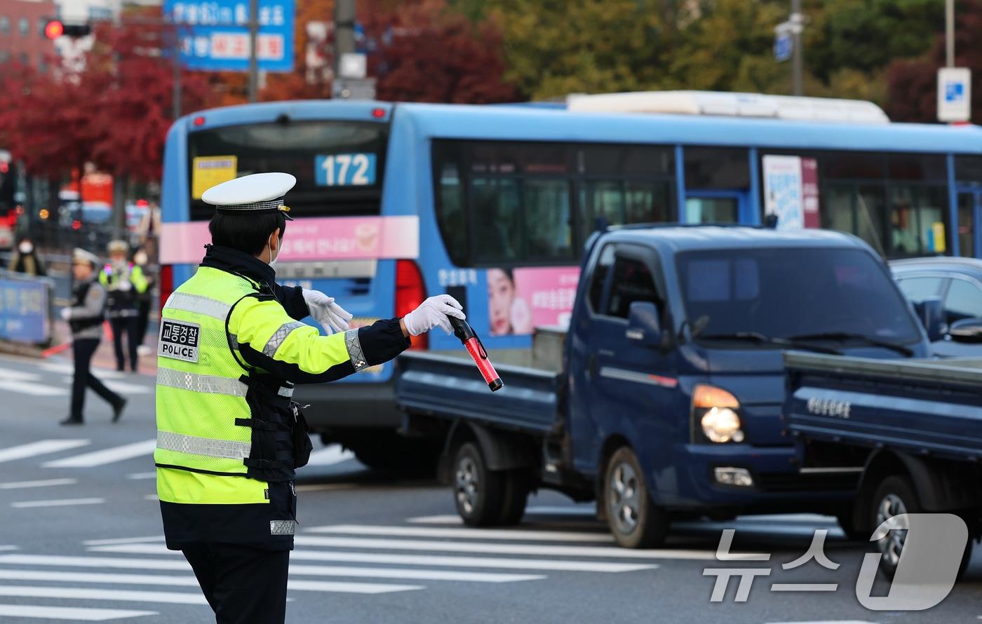 본문 이미지 - 지난해 11월 4일 오전 서울 서대문구 연세대 교차로에서 경찰이 '속 시원한 교통단속'의 일환으로 출근길 교통 정체를 유발하는 꼬리물기, 끼어들기 등 얌체운전을 단속하고 있다. ⓒ 뉴스1 오대일 기자