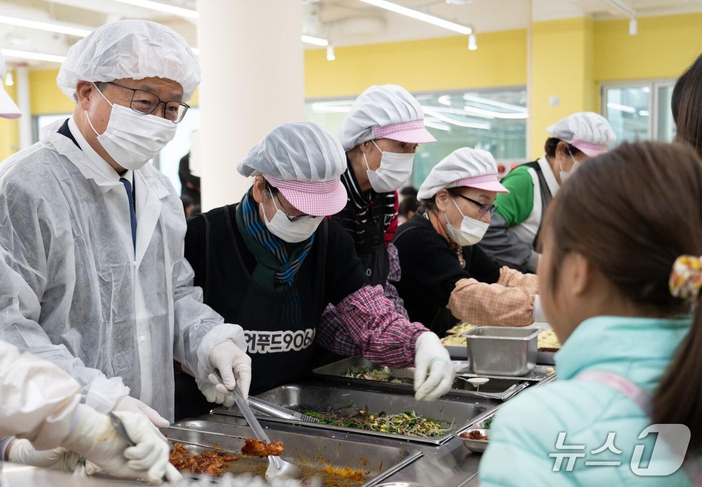 김석준 교육감(왼쪽)이 지난 3일 부산진구 전포초등학교 학생들에게 급식 봉사를 하고 있다.(부산시교육청 제공. 재판매 및 DB금지)