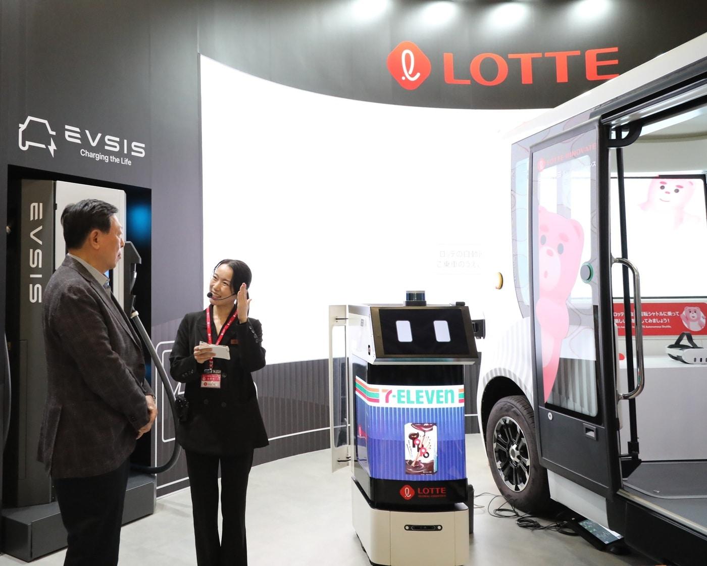 본문 이미지 - 신동빈 롯데 회장은 3일 일본 도쿄에서 열리고 있는 '재팬모빌리티쇼 2025'를 방문해 2차전지 소재, 수소 사업, 자율 주행 등 그룹이 추진하고 있는 모빌리티 사업을 점검했다. 신 회장이 롯데관을 찾아 자율주행 기술에 관한 설명을 듣고 있다.(롯데지주 제공). 