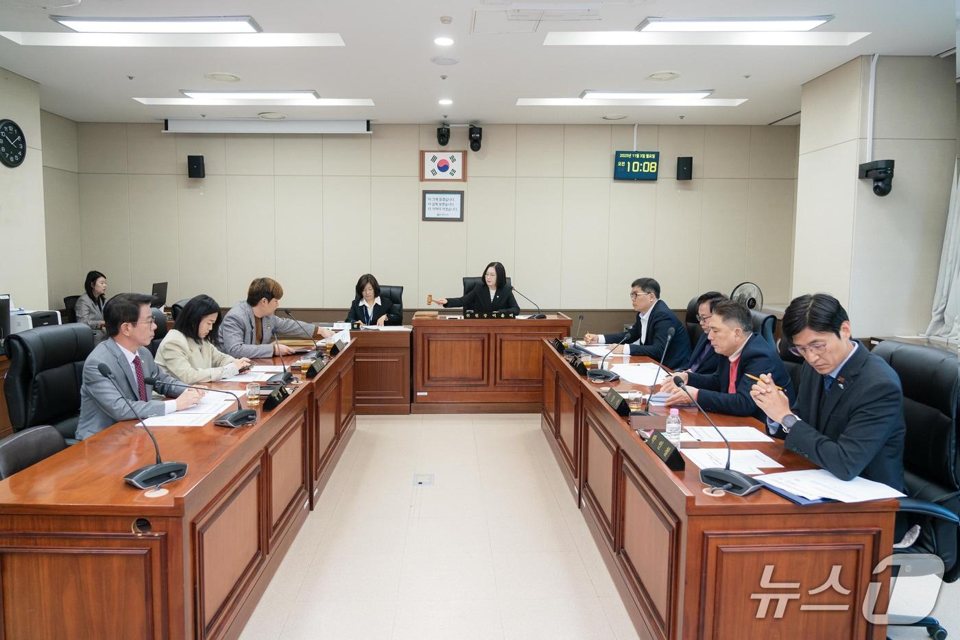 지난 3일 열린 용인시의회 의회운영위원회 회의 모습.&#40;시의회 제공&#41;