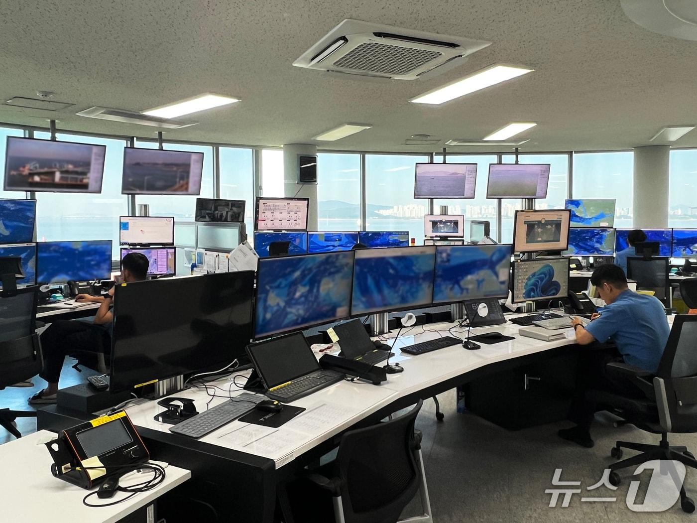 본문 이미지 - 관제요원이 VTS 시스템을 모니터링하고 있다(중부지방해양경찰청 제공./뉴스1)