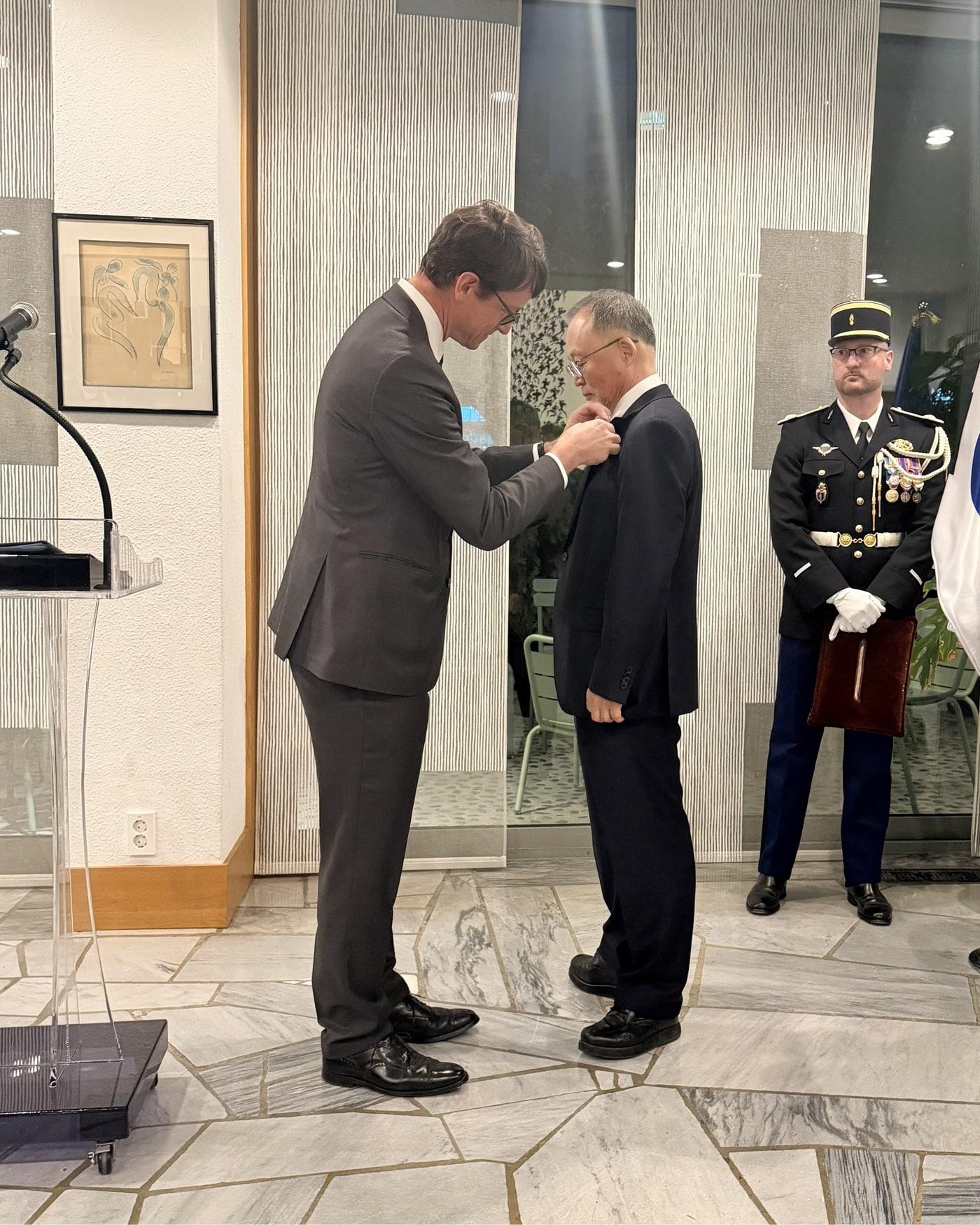 본문 이미지 - 지난달 28일 필립 베르투 주한 프랑스 대사로부터 레지옹 도뇌르 훈장을 받고 있는 이상률 항우연 전 원장.(한국항공우주연구원 제공)