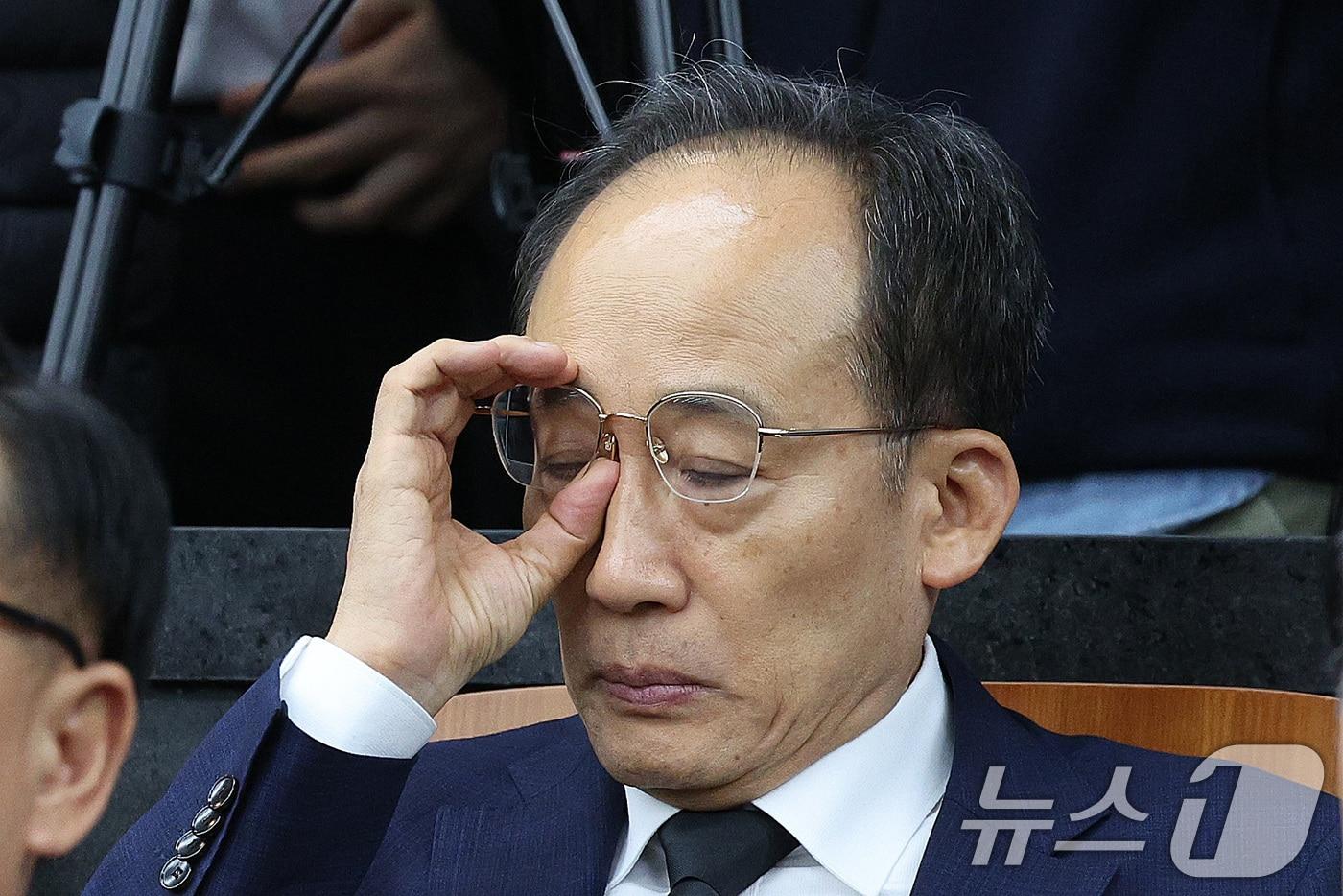 구속영장이 청구된 추경호 국민의힘 의원이 4일 서울 여의도 국회에서 열린 의원총회에서 안경을 고쳐쓰고 있다./뉴스1 ⓒ News1 신웅수 기자