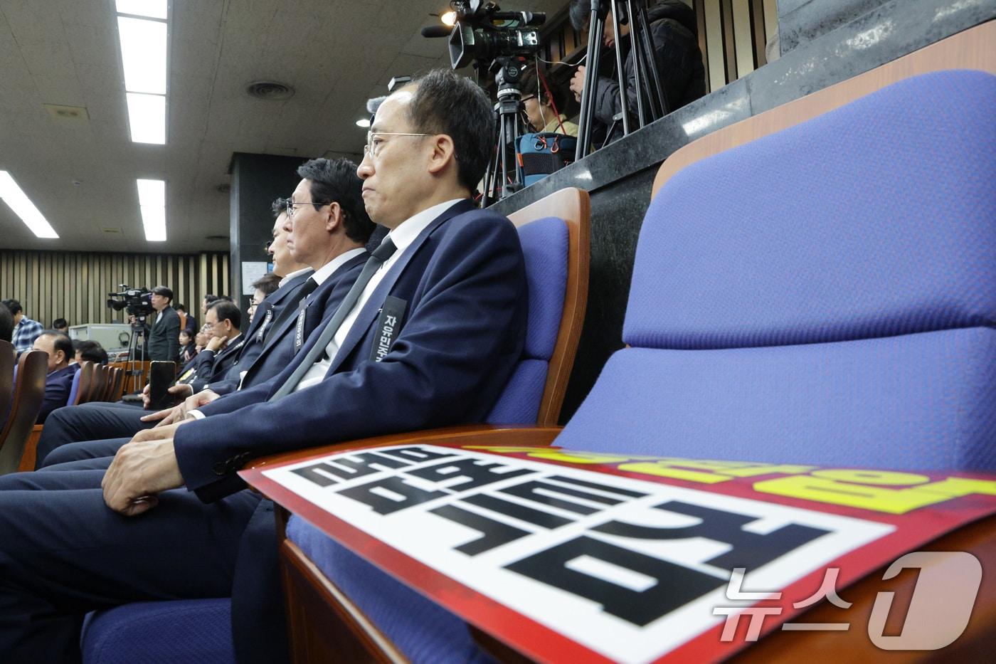 구속영장이 청구된 추경호 국민의힘 의원이 4일 서울 여의도 국회에서 열린 의원총회에 참석하고 있다. 2025.11.4/뉴스1 ⓒ News1 신웅수 기자