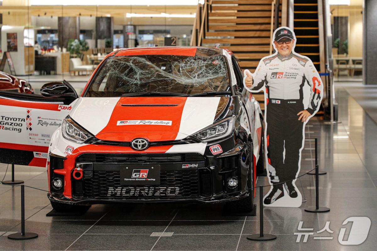 본문 이미지 - 31일 일본 아이치현 나고야시 인근 도요타 테크니컬 센터 시모야마 내 전시관에 토요다 아키오 도요타그룹 회장이 테스트 로드를 주행하다가 전복 사고를 낸 'GR 야리스' 차량이 놓여있다(한국자동차기자협회 공동취재). 2025.10.31.