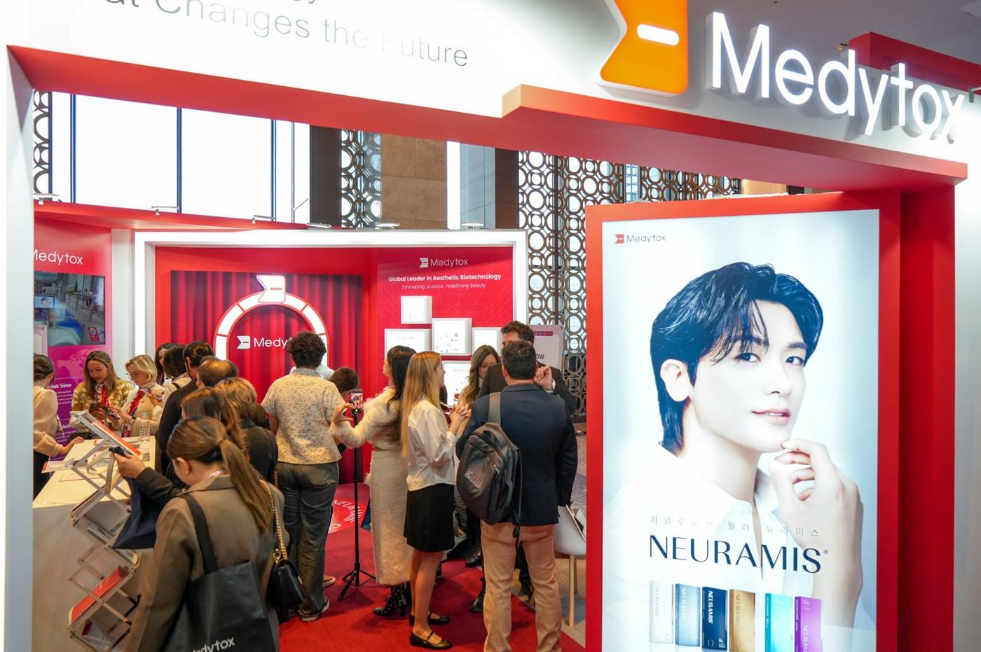 지난 2일 &#39;2025 ICLAS 서울&#39;에 참가한 의료 관계자들이 메디톡스 부스를 관람하고 있다.&#40;메디톡스 제공&#41;/뉴스1
