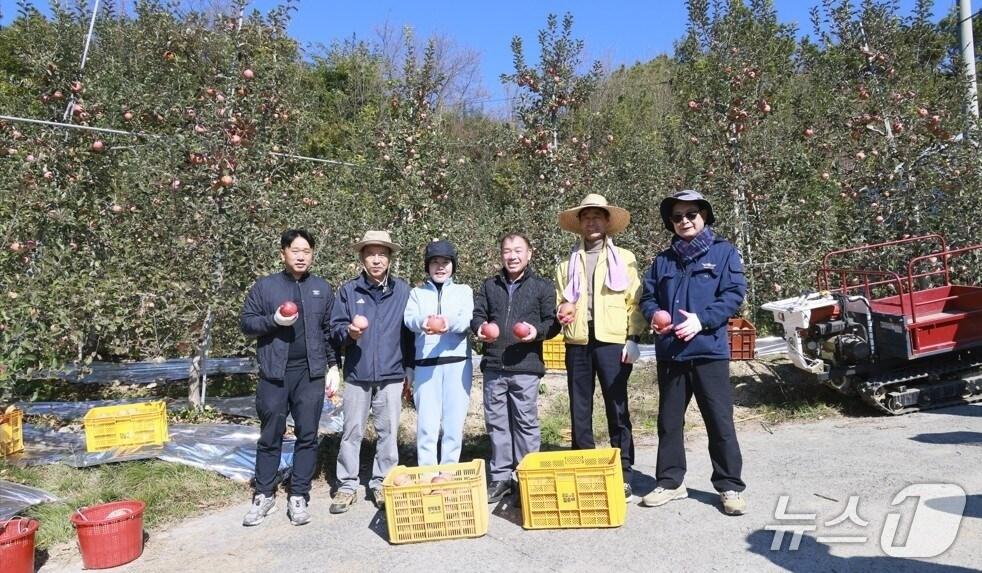본문 이미지 - 김기윤 의장을 비롯해 의원들과 의회사무과 직원들이 농가 인력 부족 해소를 지원했다. (금산군의회 제공.재판매 및 DB금지)/뉴스1 