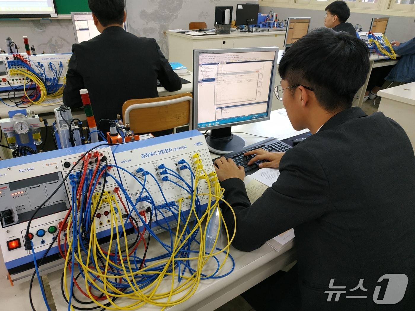 본문 이미지 - 부산공고 전기과 교육활동 모습.(부산시교육청 제공. 재판매 및 DB금지)