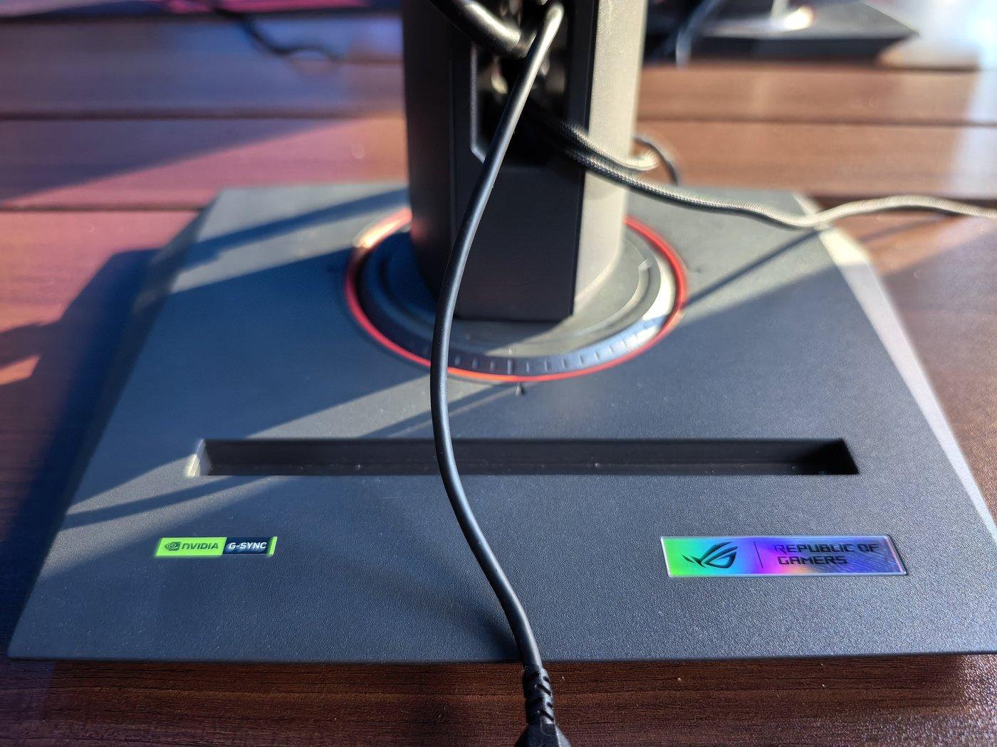 본문 이미지 - 북한 PC방 모니터 스탠드에 붙은 &#39;엔비디아 지싱크&#39;&#40;NVIDIA G-SYNC&#41; 사진. &#40;엑스 &#39;X&#39; 갈무리&#41;