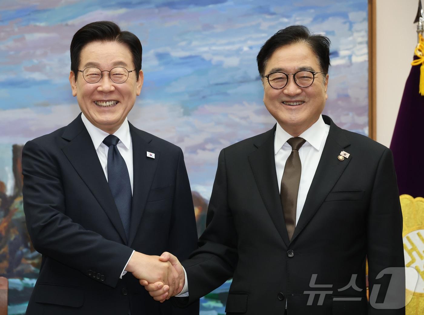 본문 이미지 - 시정연설을 위해 국회를 방문한 이재명 대통령&#40;왼쪽&#41;이 4일 국회의장접견실에서 열린 환담에서 우원식 국회의장과 환하게 웃으며 악수하고 있다. 2025.11.4/뉴스1 ⓒ News1 국회사진기자단