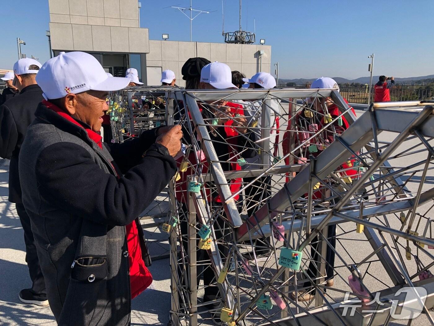 본문 이미지 - 경기관광공사의 선제적인 중국 단체관광객 유치 확대 노력 등이 성과를 내고 있는 것으로 나타났다. 사진은 DMZ 평화자물쇠 체험에 나선 중국단체관광객 모습.&#40;경기관광공사 제공. 재판매 및 DB금지&#41;/뉴스1