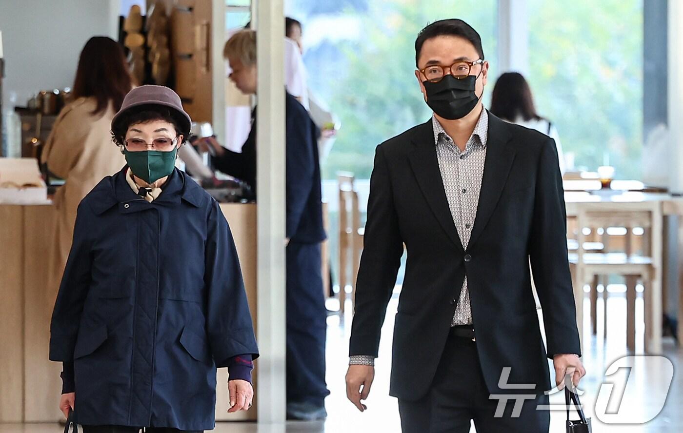 윤석열 전 대통령의 부인 김건희 여사의 모친 최은순씨와 오빠 김진우씨가 4일 오전 서울 종로구 KT광화문빌딩 웨스트에 마련된 김건희특검 사무실에 피의자 신분으로 출석하고 있다. 2025.11.4/뉴스1 ⓒ News1 김도우 기자