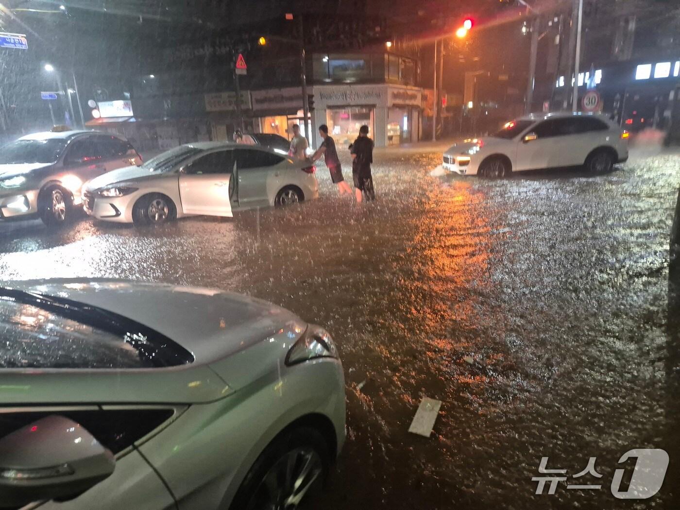 본문 이미지 - 군산시 나운동 엘소아과 앞 도로 침수 현장.(군산시 제공. 재판매 및 DB 금지)