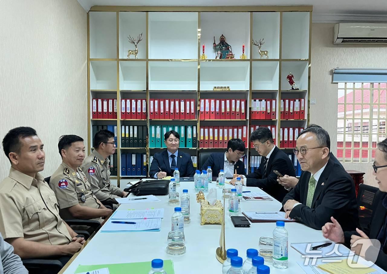 본문 이미지 - 박일 캄보디아 내 재외국민보호 정부대표는 3일 프놈펜에서 드비치아 캄보디아 경찰청 부청장과 &#39;한국인 전담 한-캄 공동 TF&#39;&#40;약칭 코리아 전담반&#39;&#41; 설립을 위한 3차 회의를 가졌다. 2025.11.04. &#40;외교부 제공&#41; 