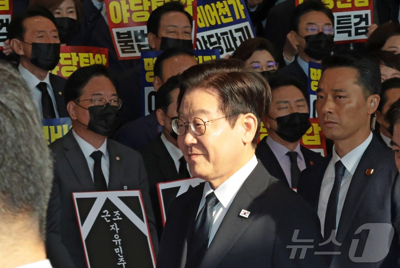 이재명 대통령이 4일 오전 서울 여의도 국회에서 시정연설을 위해 이동하는 가운데 국민의힘 의원들이 검은 양복과 넥타이를 메고 마스크를 착용한 채 침묵시위를 하고 있다. 2025.11.4/뉴스1 ⓒ News1 국회사진기자단