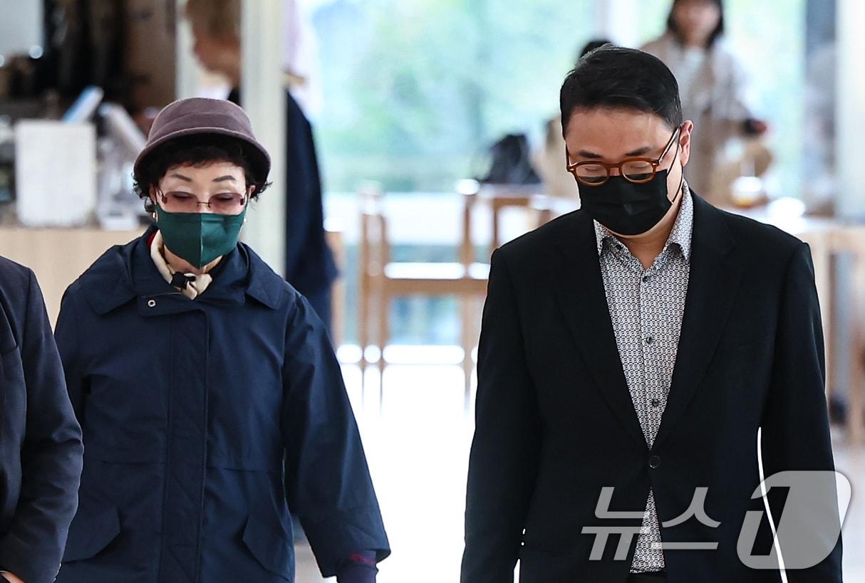 본문 이미지 - 윤석열 전 대통령의 부인 김건희 여사의 모친 최은순씨와 오빠 김진우씨가 4일 오전 서울 종로구 KT광화문빌딩 웨스트에 마련된 김건희특검 사무실에 피의자 신분으로 출석하고 있다. 2025.11.4/뉴스1 ⓒ News1 김도우 기자