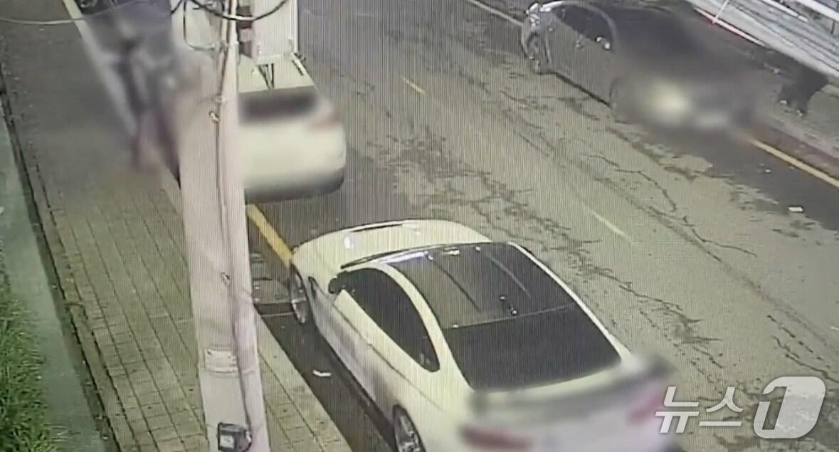 본문 이미지 - 지난달 30일 새벽 2시 남구에서 주차된 차량들의 문을 열려고 하는 한 남성의 모습이 울산 남구 CCTV 관제센터에 포착됐다.(울산경찰청 제공. 재판매 및 DB금지)/뉴스1